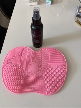 Pink Silicone Makeup Brush Cleaning Mat - Gentle Deep Clean